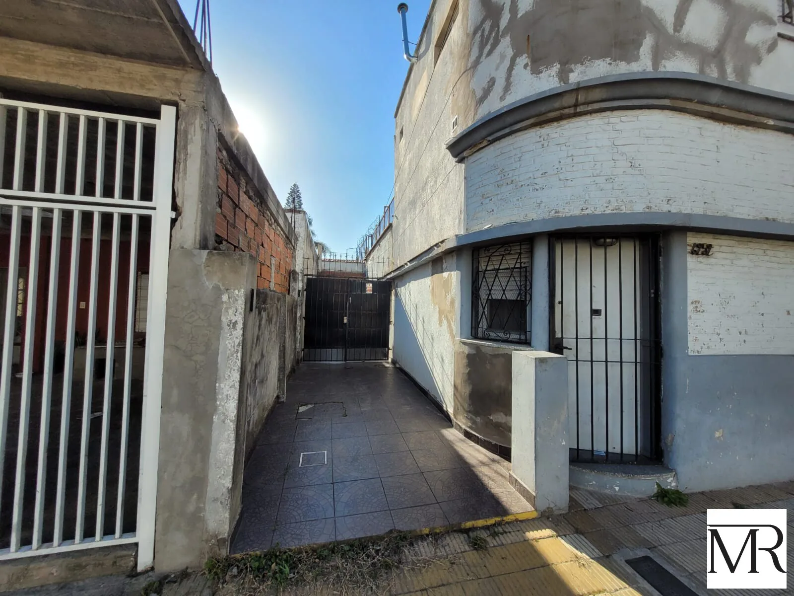 PH 4 Ambientes en Venta en Wilde con Gran Parque y Quincho foto 2