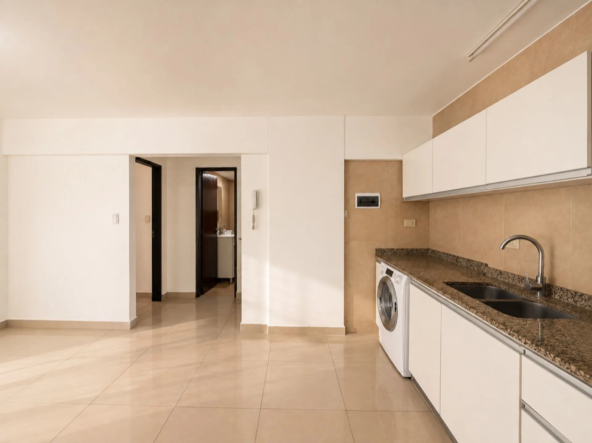 Venta departamento 2 ambientes al frente la perla foto 4