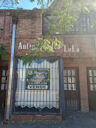 Local en zona comercial foto 1