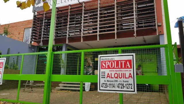Excelente local comercial en 2 plantas sobre colectora av marquez, ideal todo rubro