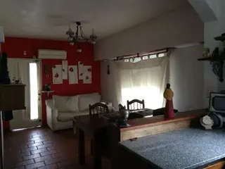 IMPECABLE CASA EN CASTELAR COD 519 foto 1