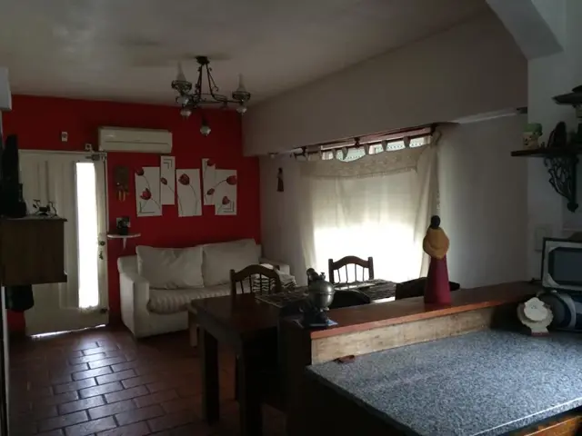 IMPECABLE CASA EN CASTELAR COD 519