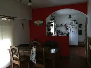 IMPECABLE CASA EN CASTELAR COD 519 foto 3