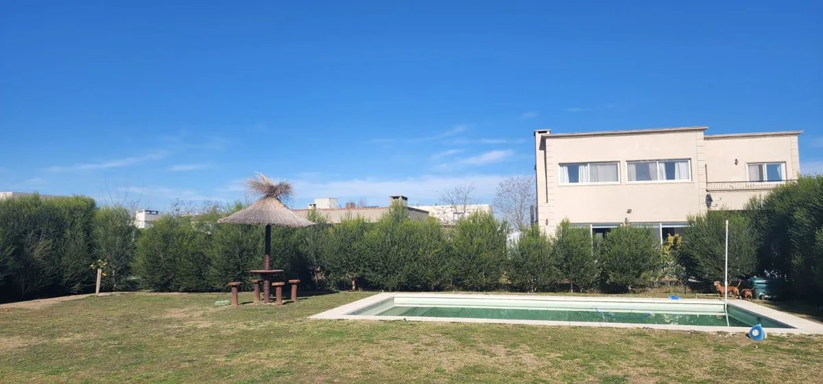 VENTA CASA CON PILETA CANTON  FINANCIA PERMUTA foto 2
