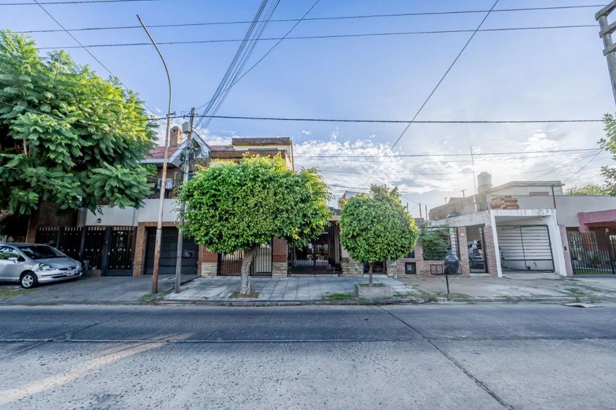 VENTA CASA MULTIFAMILIAR 6 AMBIENTES J LEON SUAREZ foto 2