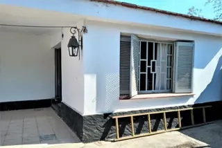 VENTA URGENTE  PRECIO REBAJADO CASA AMPLIA -AV. SAN MARTÍN UNQUILLO CÓRDOBA (SE RECIBE OFERTA EN PESOS) foto 2