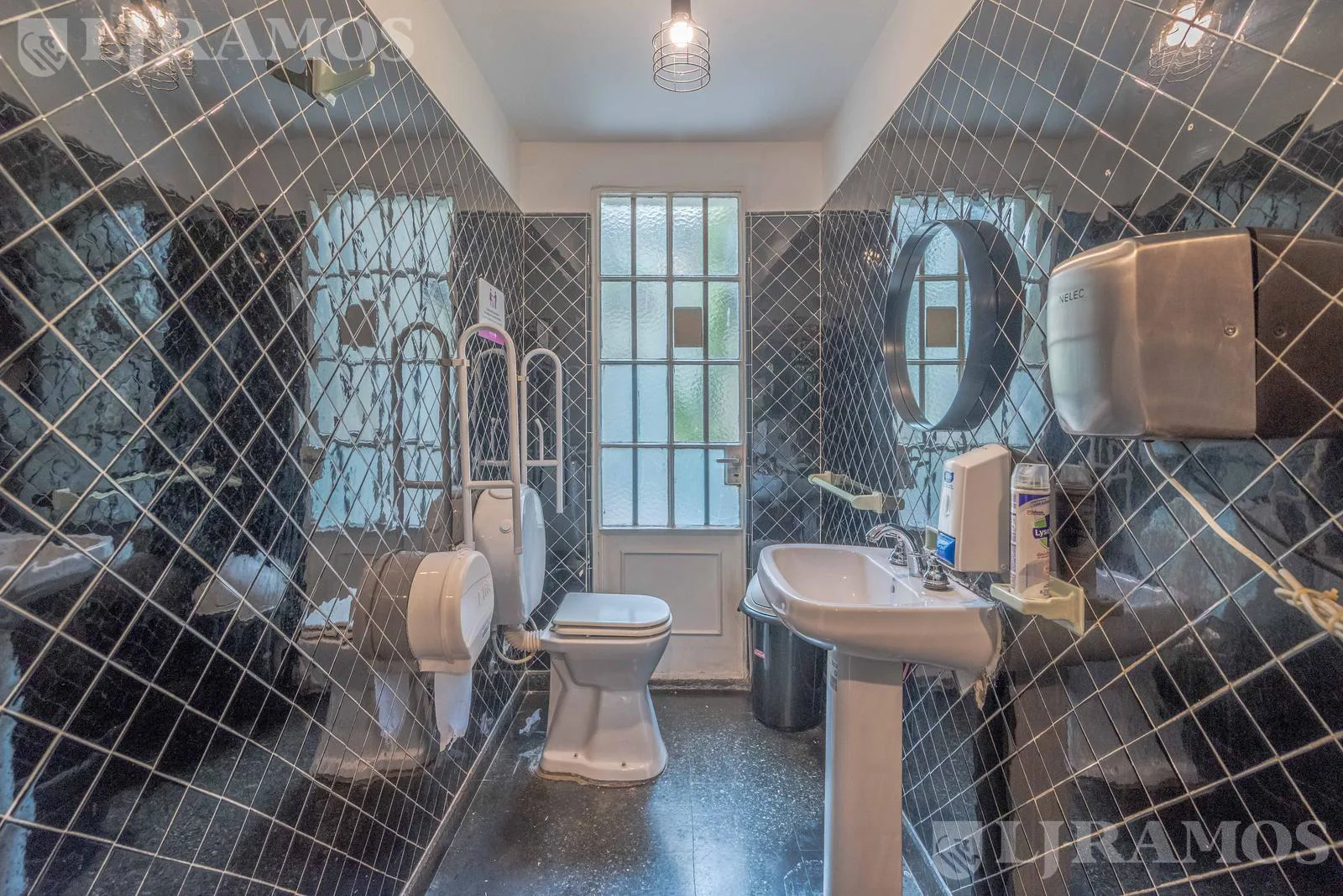 Hermosa casa estilo tudor foto 5