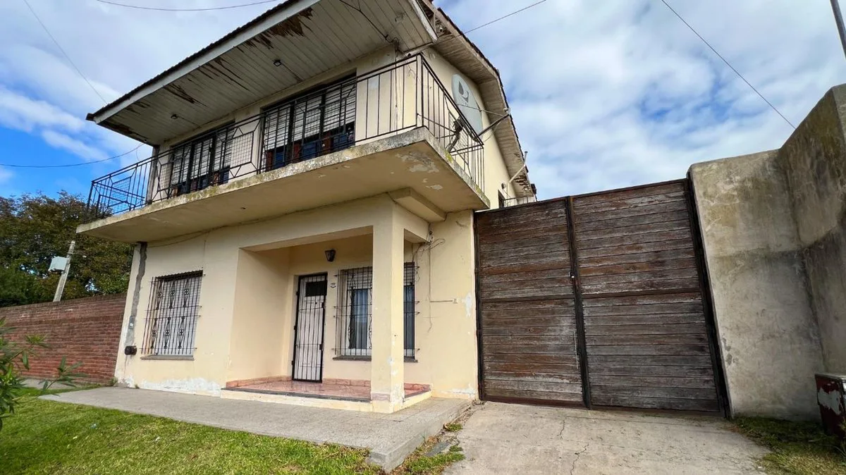 VENTA Casa en bloque 3 ambientes Quincho Las lilas