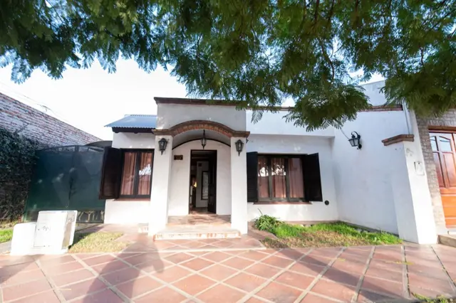 CASA CON 3 DORMITORIOS Y AMPLIO JARDIN