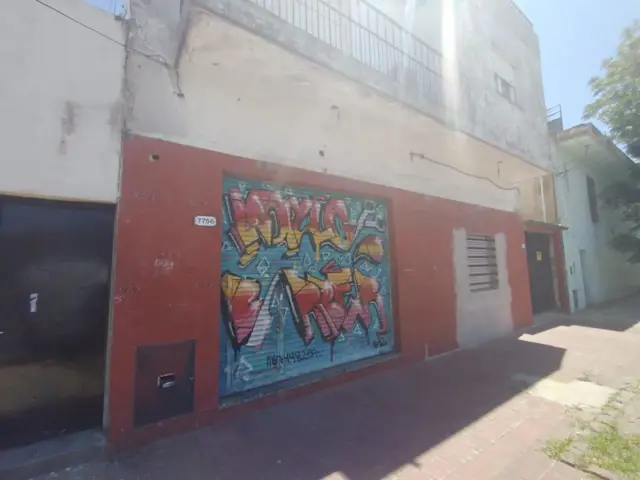LOCAL DE 4 X 7 mts CON PERSIANA METÁLICA A METROS DE AVENIDA MÁRQUEZ .
