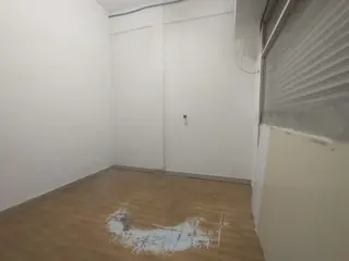 LOCAL DE 4 X 7 mts CON PERSIANA METÁLICA A METROS DE AVENIDA MÁRQUEZ . foto 4