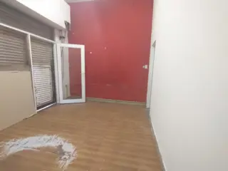 LOCAL DE 4 X 7 mts CON PERSIANA METÁLICA A METROS DE AVENIDA MÁRQUEZ . foto 5