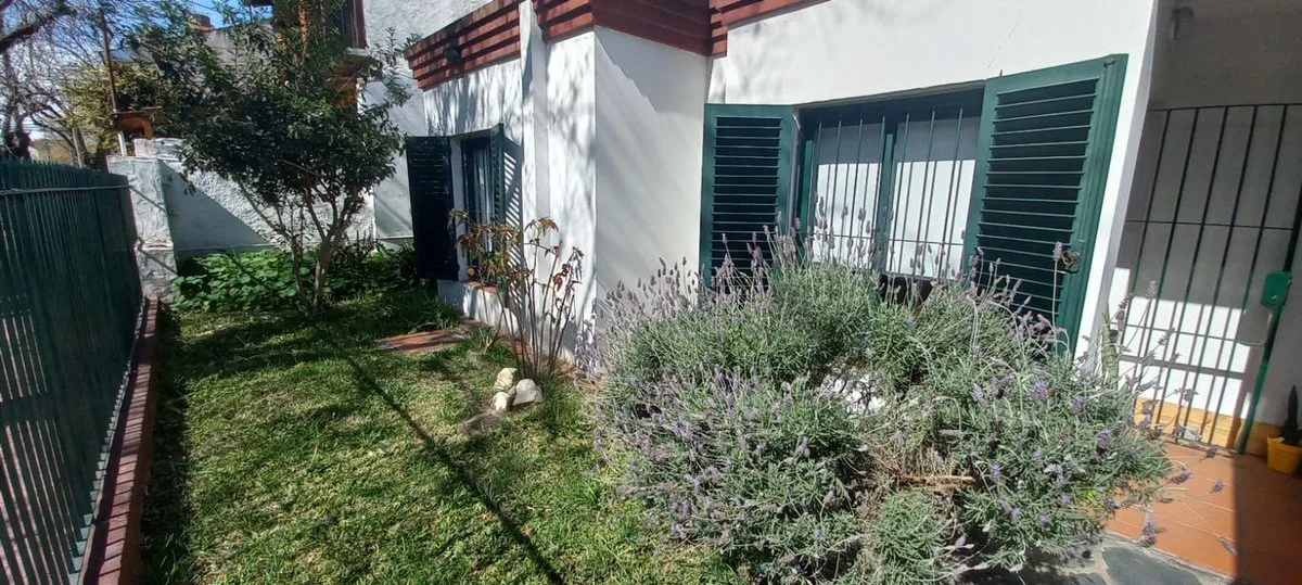 Casa de 4 ambientes en venta en Martinez foto 2