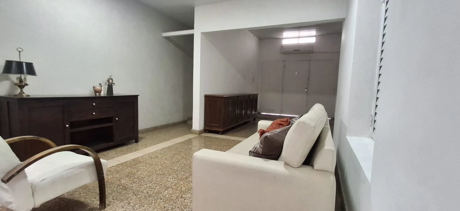 casa 2 dormitorios con local al frente foto 3