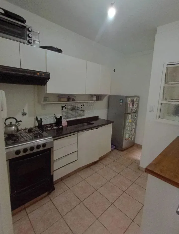 Se vende un hermoso departamento de 2 ambientes, luminoso con patio - Apto Crédito foto 3