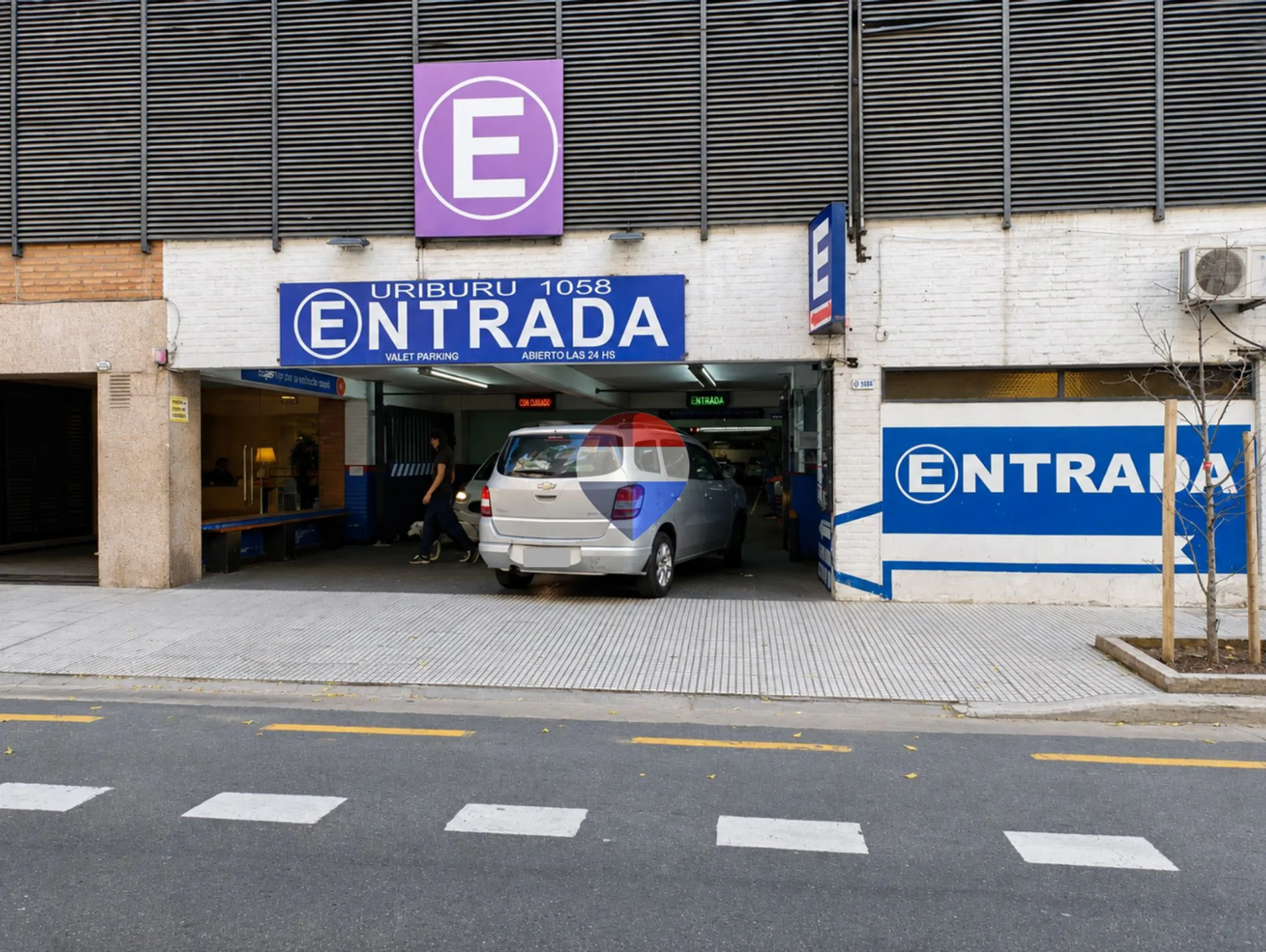 VENTA COCHERA CUBIERTA 24 HS EN RECOLETA foto 4