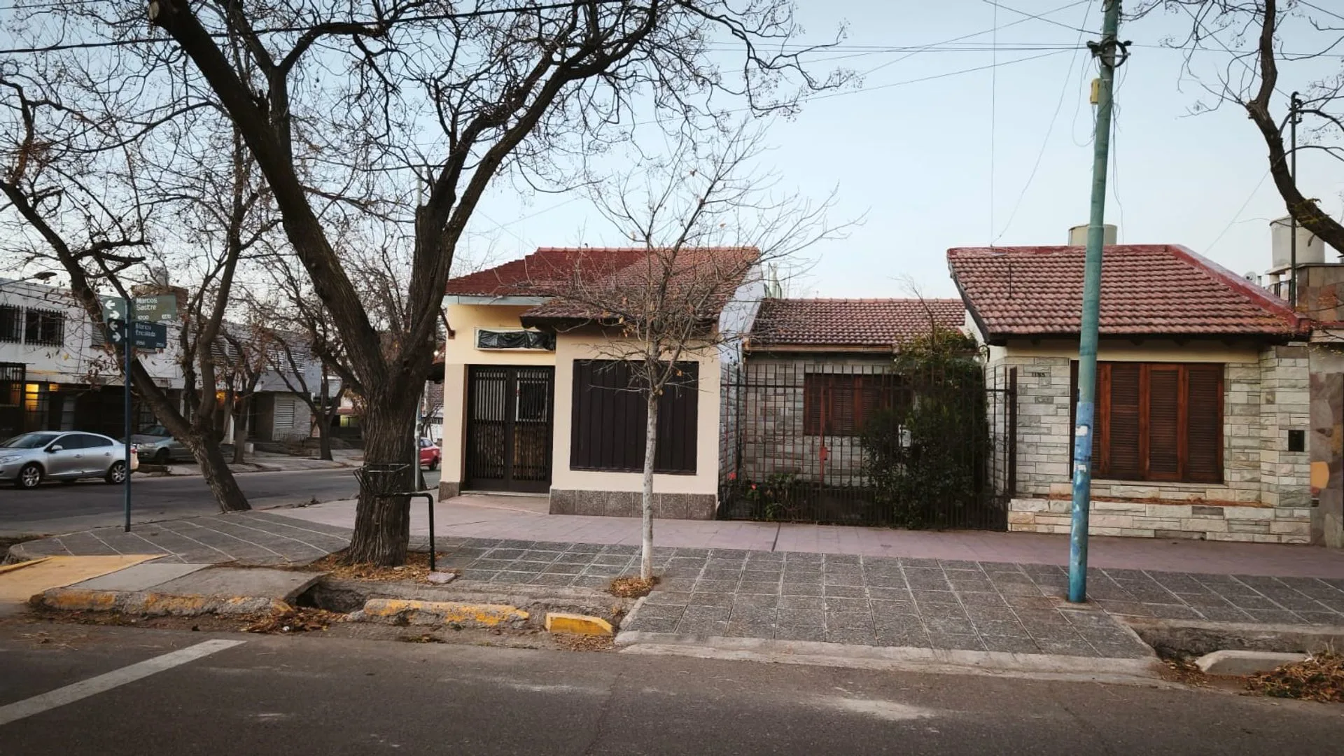 EXCELENTE PROPIEDAD ESQUINA CASA Y LOCAL COMERCIAL foto 2