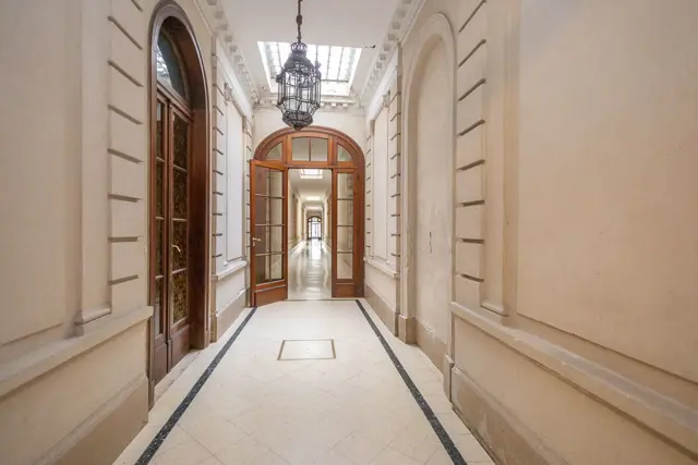 VENTA OFICINA DE 4 AMBIENTES CON PATIO