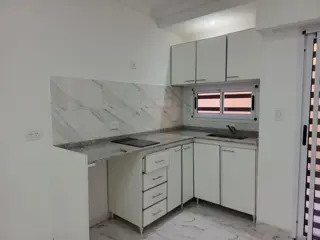 DEPARTAMENTO 2 AMBIENTES AL FRENTE CON COCHERA DESCUBIERTA foto 4