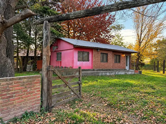 Casa esquina con pileta sobre terreno de 1.346 mt2