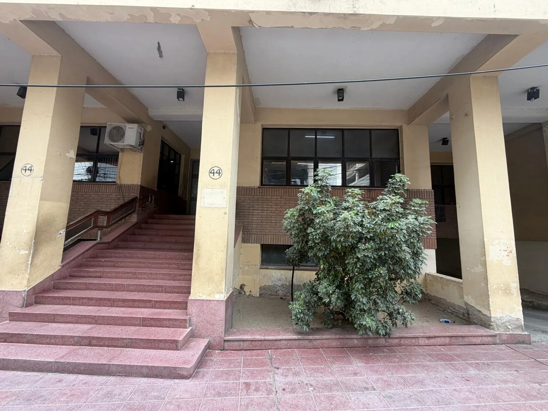 LOCAL COMERCIAL + 7 COCHERAS EN VENTA - B° CENTRO foto 2