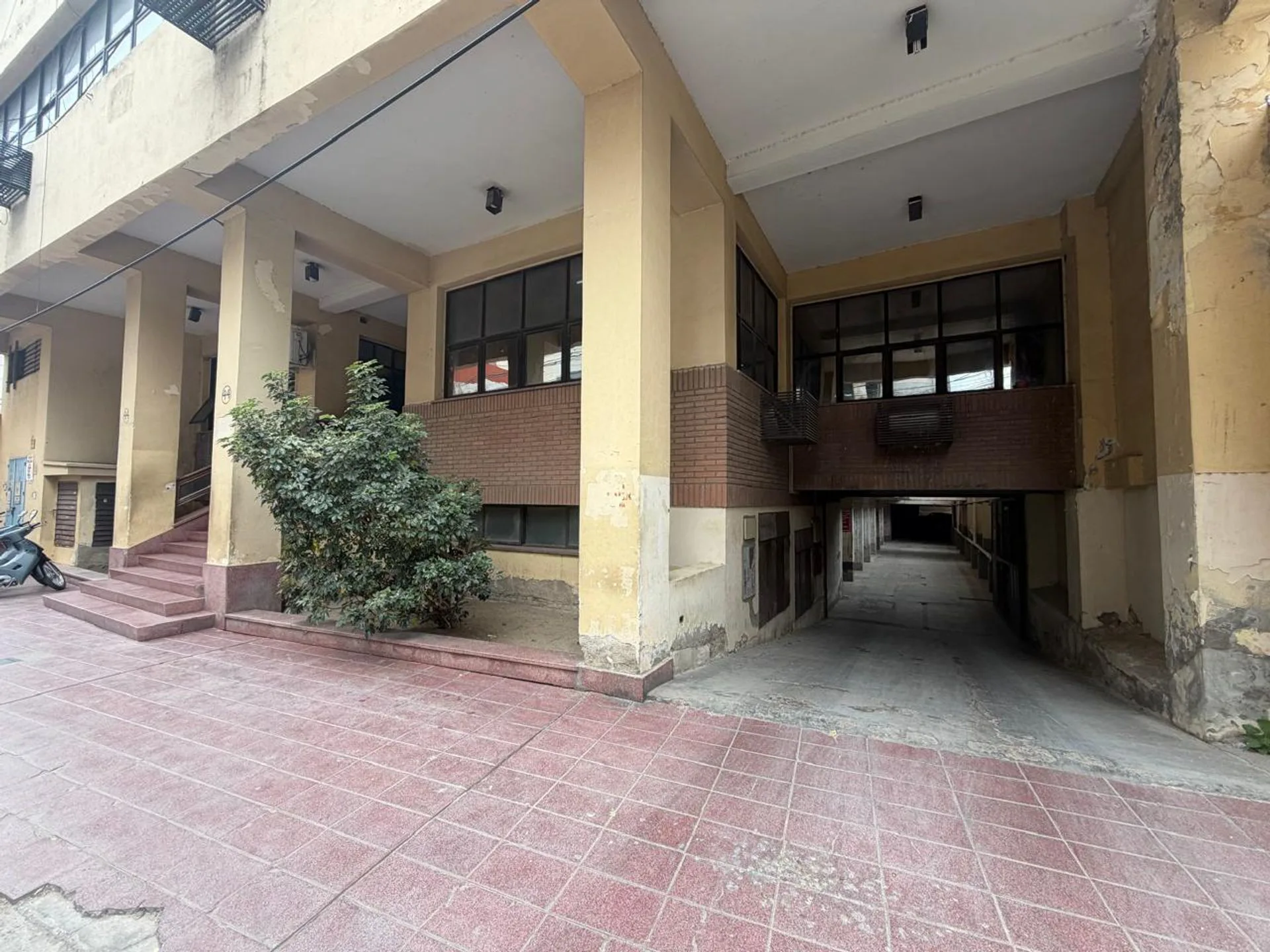 LOCAL COMERCIAL + 7 COCHERAS EN VENTA - B° CENTRO foto 3