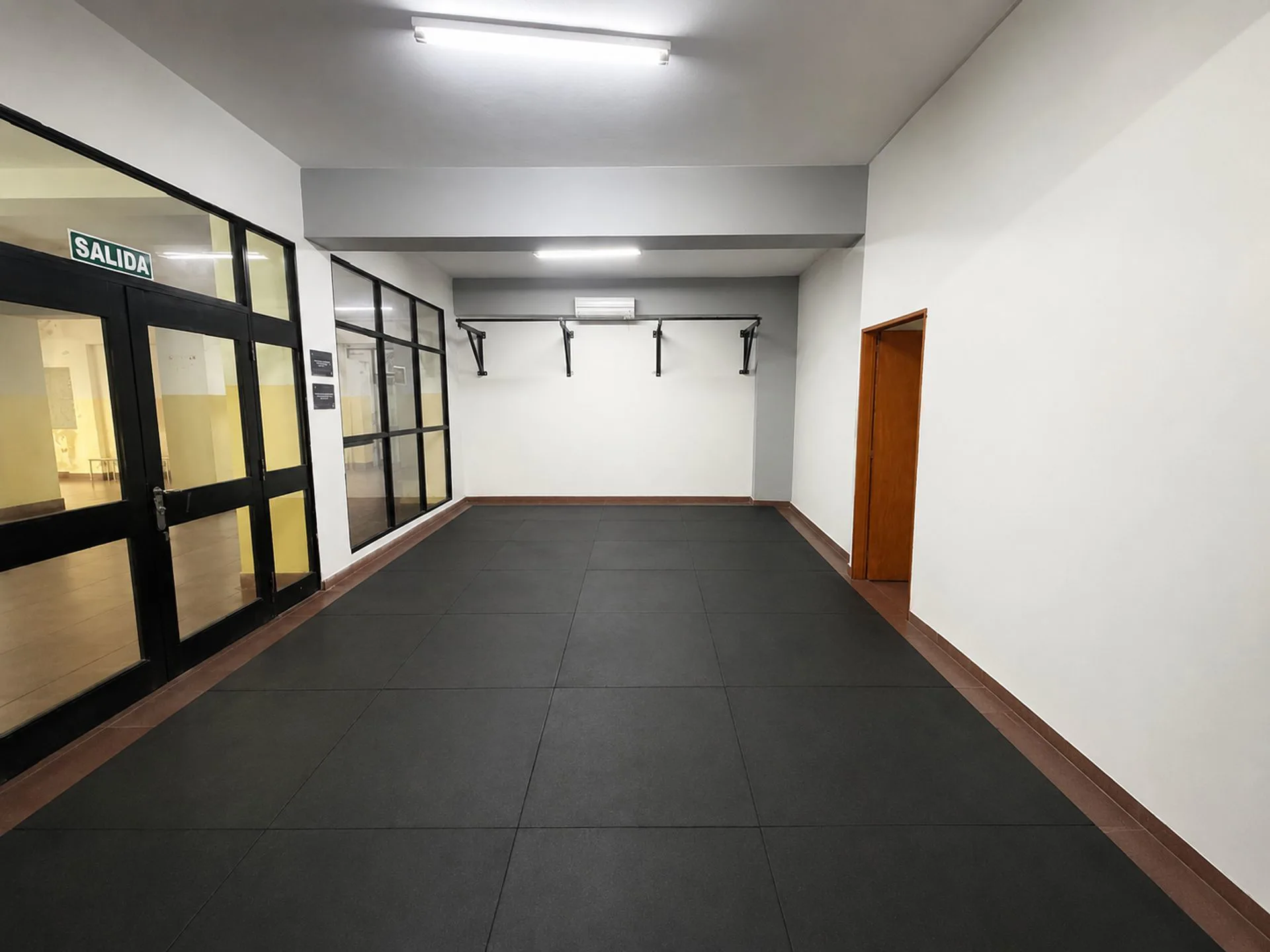 LOCAL COMERCIAL + 7 COCHERAS EN VENTA - B° CENTRO foto 4