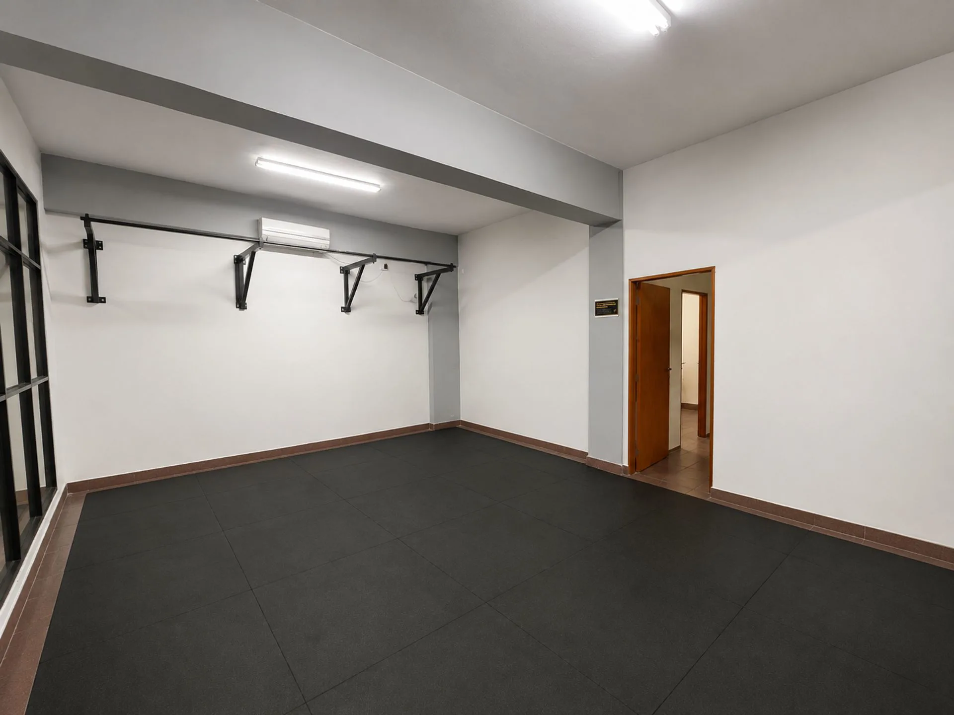 LOCAL COMERCIAL + 7 COCHERAS EN VENTA - B° CENTRO foto 5