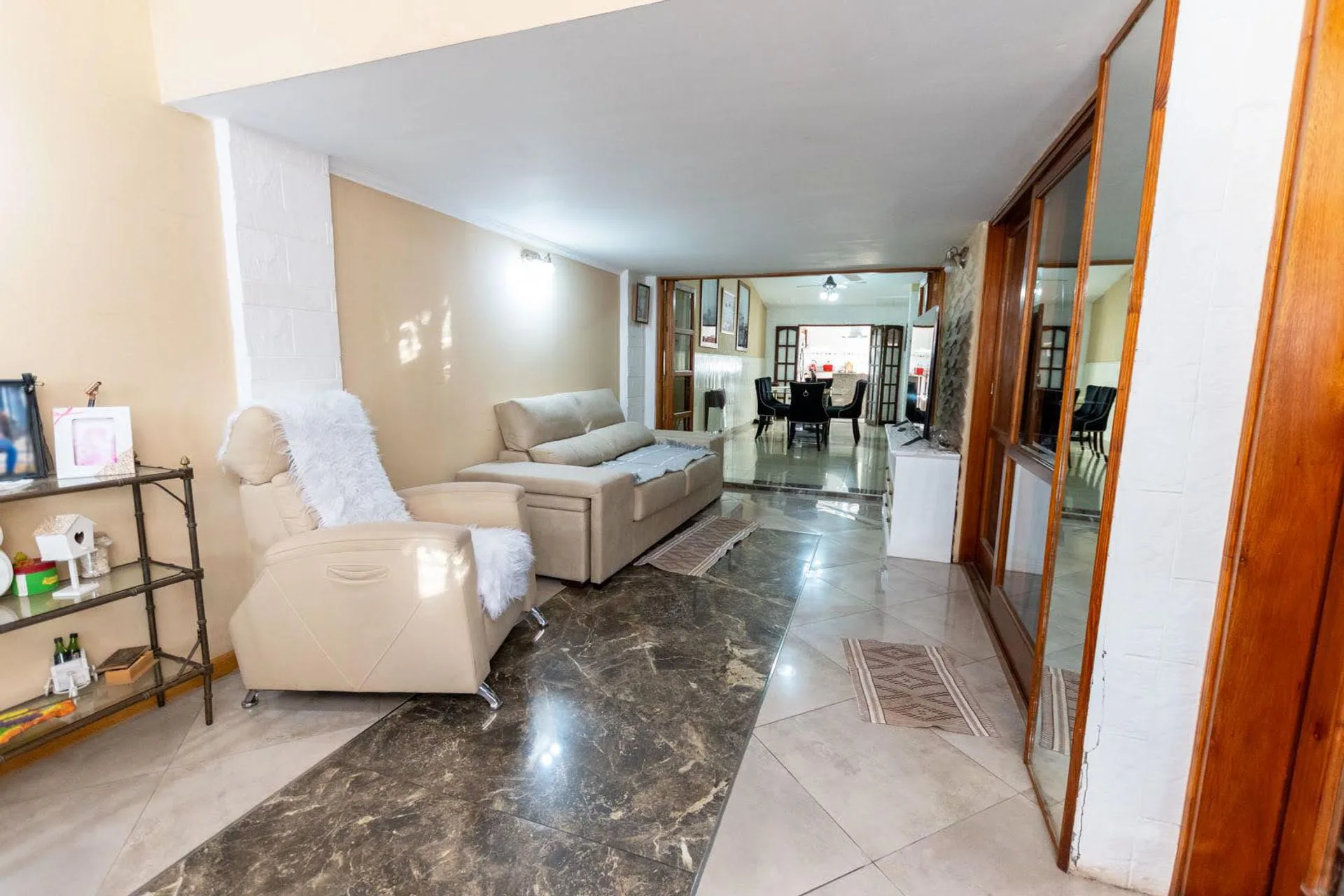 Excelente Casa a metros de Av. Blas Parera foto 2