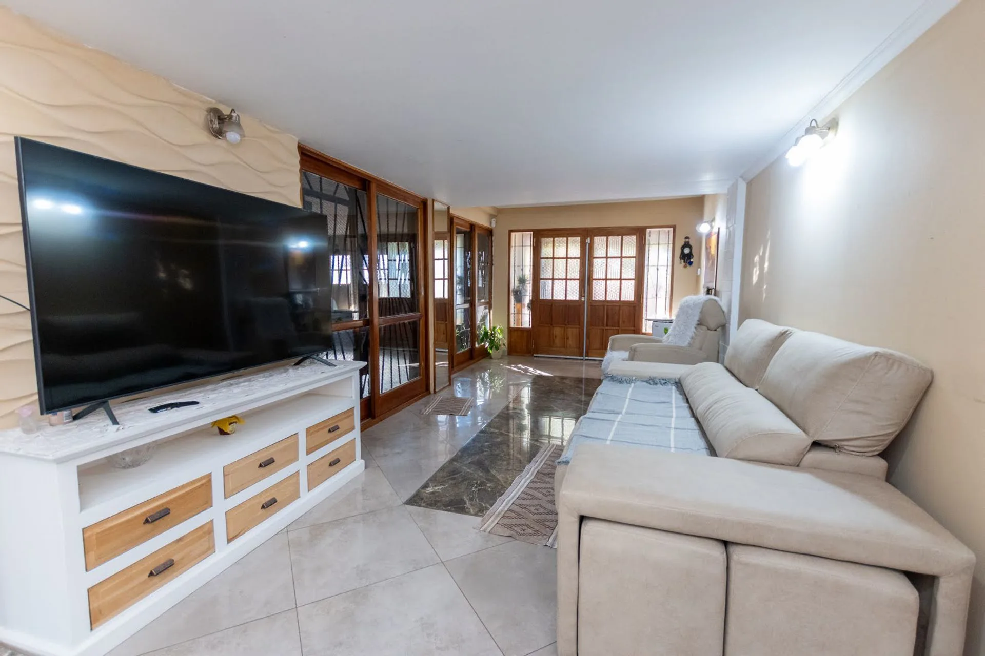 Excelente Casa a metros de Av. Blas Parera foto 3
