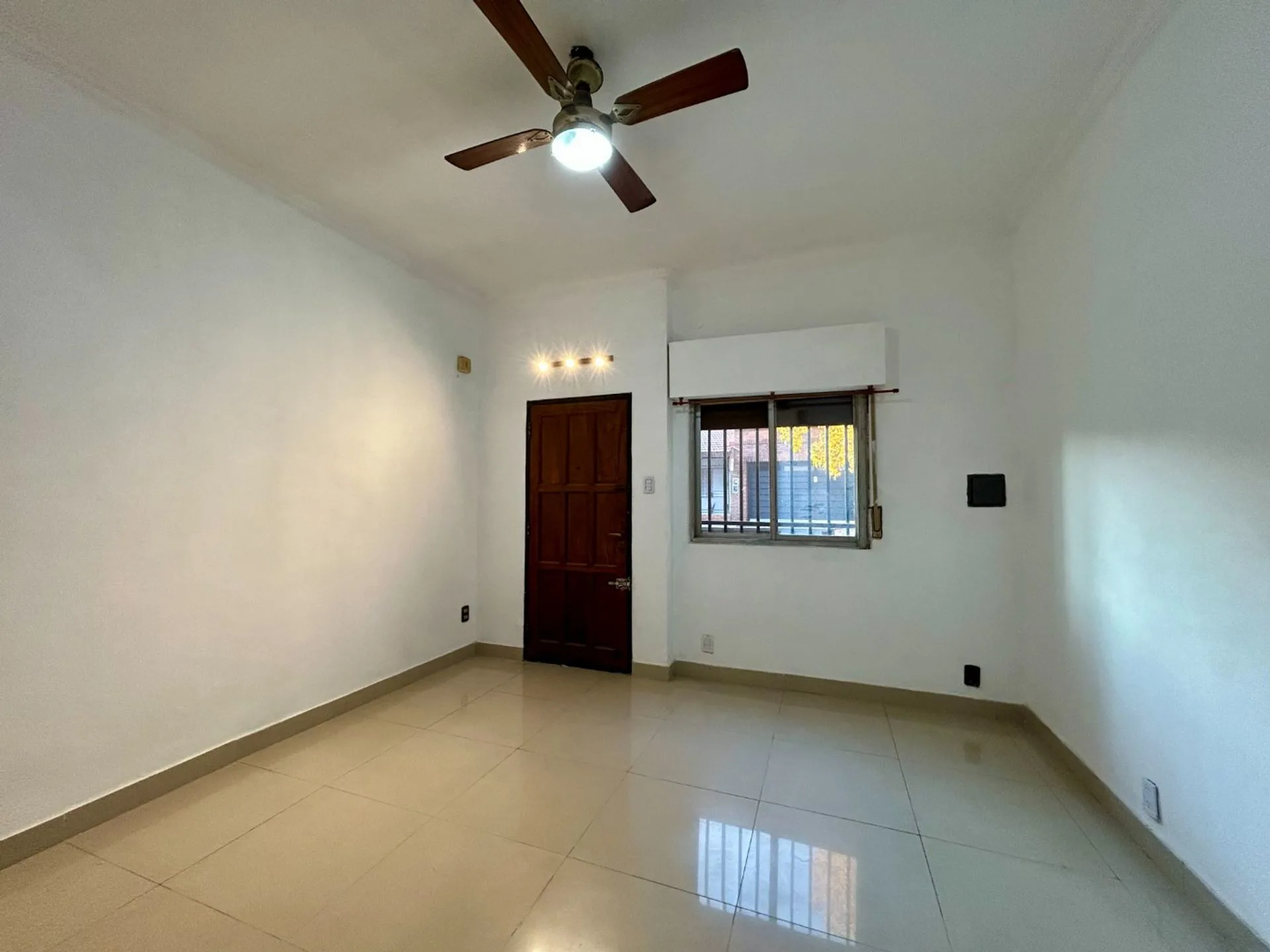 VENTA DUPLEX 3 AMBIENTES CASTELAR APTO CREDITO foto 2