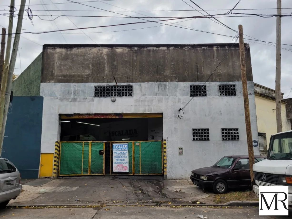 Galpon, Nave Industrial, Deposito + Dos Locales Sobre Avenida con doble Acceso, Gran Porton para camiones!!!