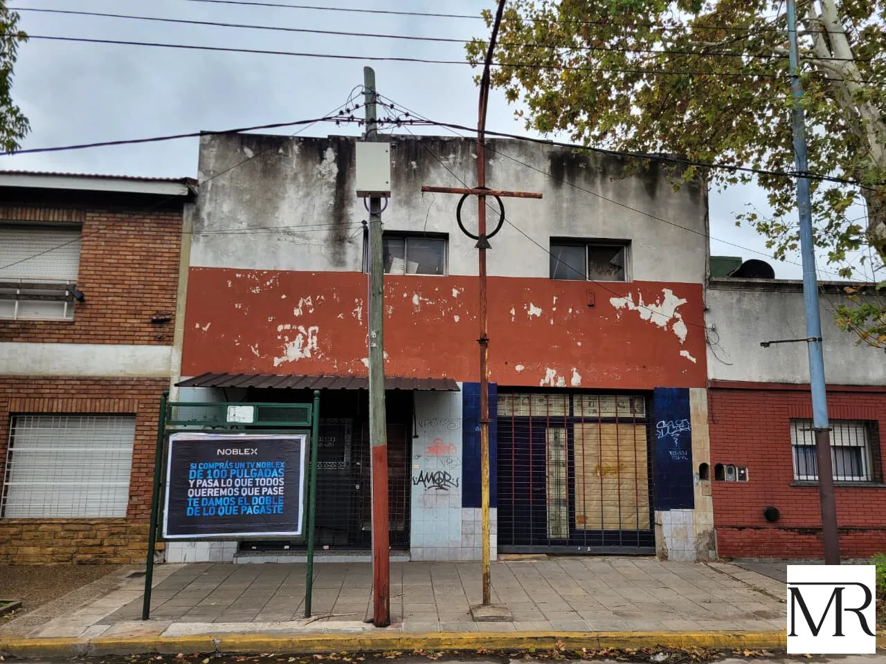 Galpon, Nave Industrial, Deposito + Dos Locales Sobre Avenida con doble Acceso, Gran Porton para camiones!!! foto 2