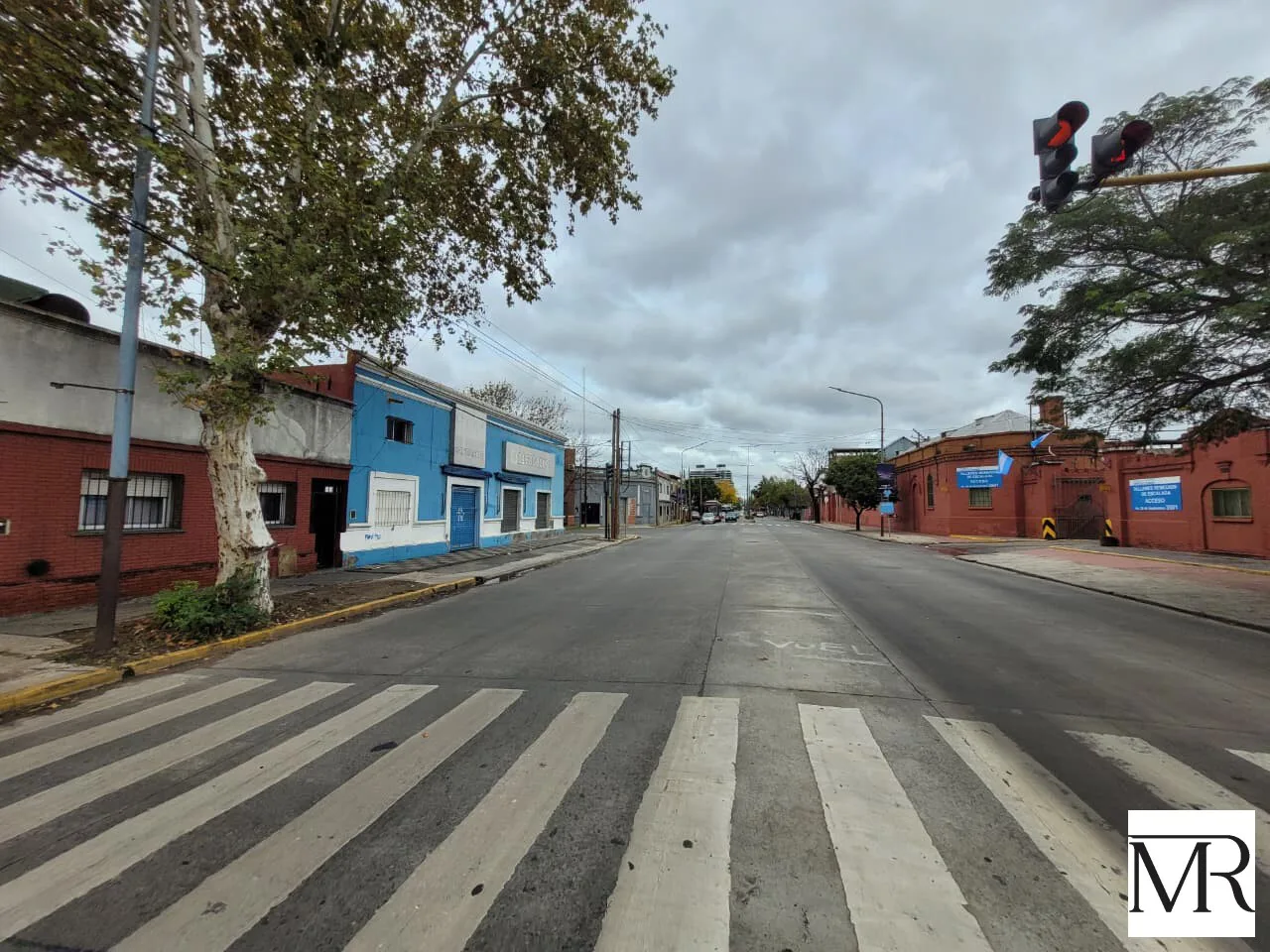 Galpon, Nave Industrial, Deposito + Dos Locales Sobre Avenida con doble Acceso, Gran Porton para camiones!!! foto 4