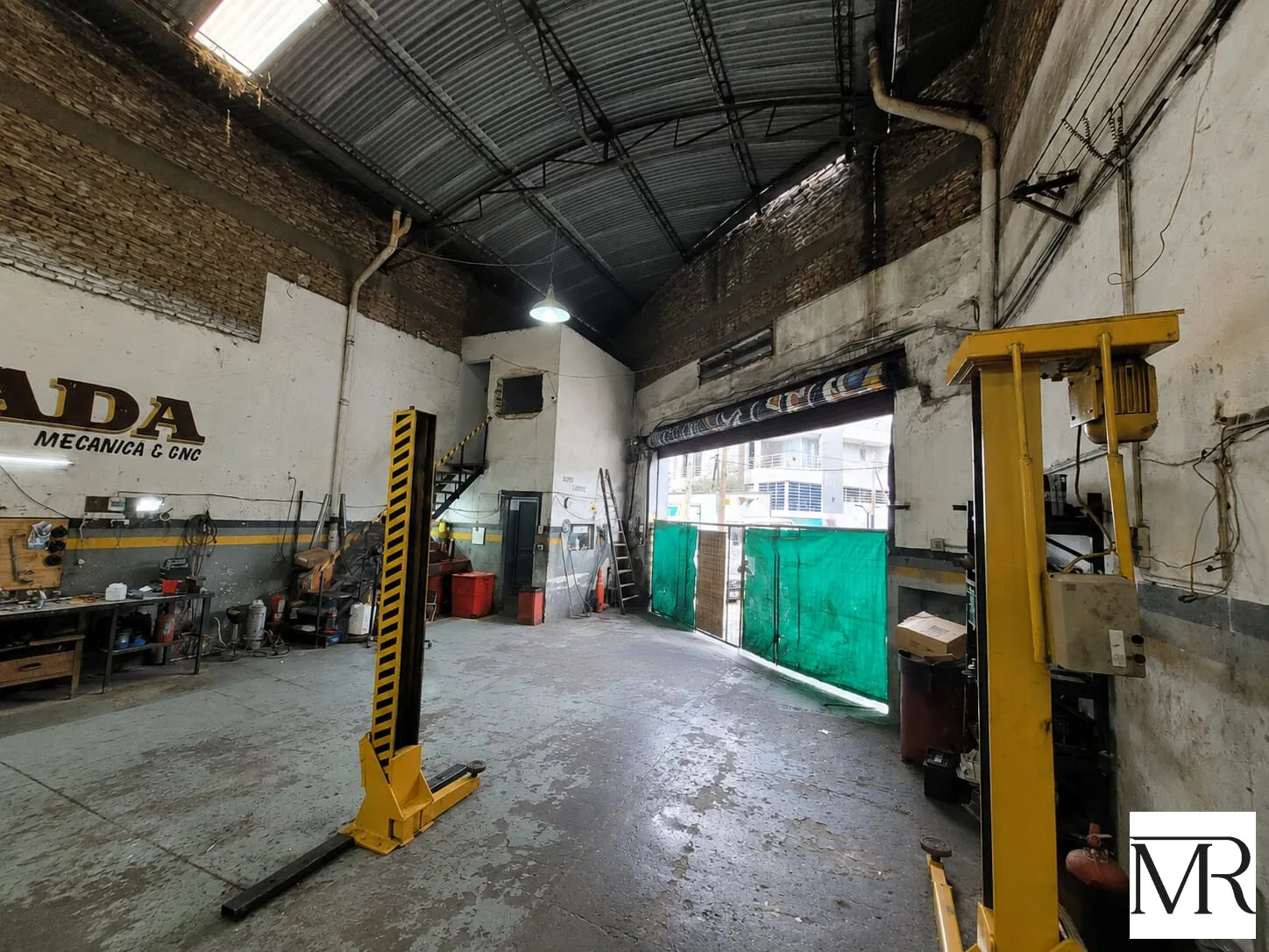 Galpon, Nave Industrial, Deposito + Dos Locales Sobre Avenida con doble Acceso, Gran Porton para camiones!!! foto 5