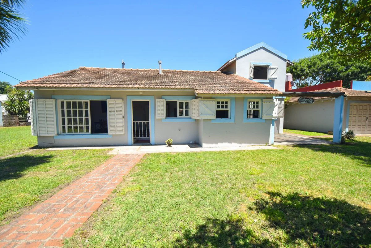 CASA 4 AMBIENTES CON PARQUE GARAGE SANTA CLARA