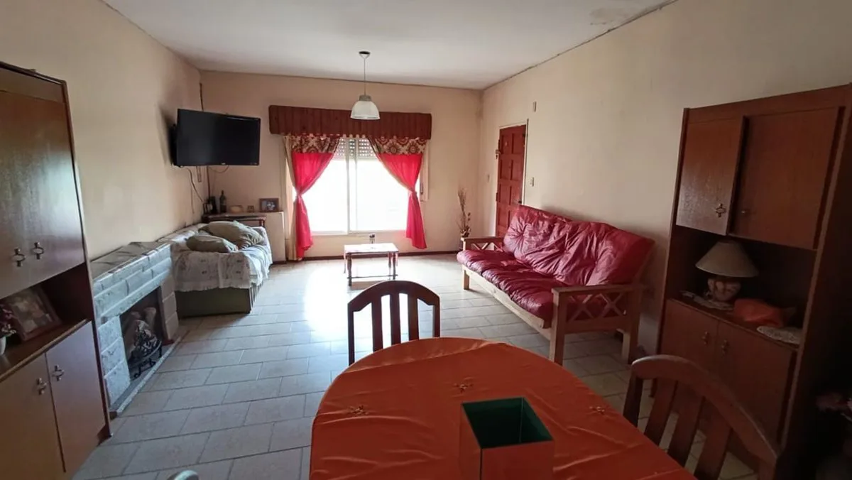 Venta Casa de 3 habitaciones + dpto. independiente foto 2