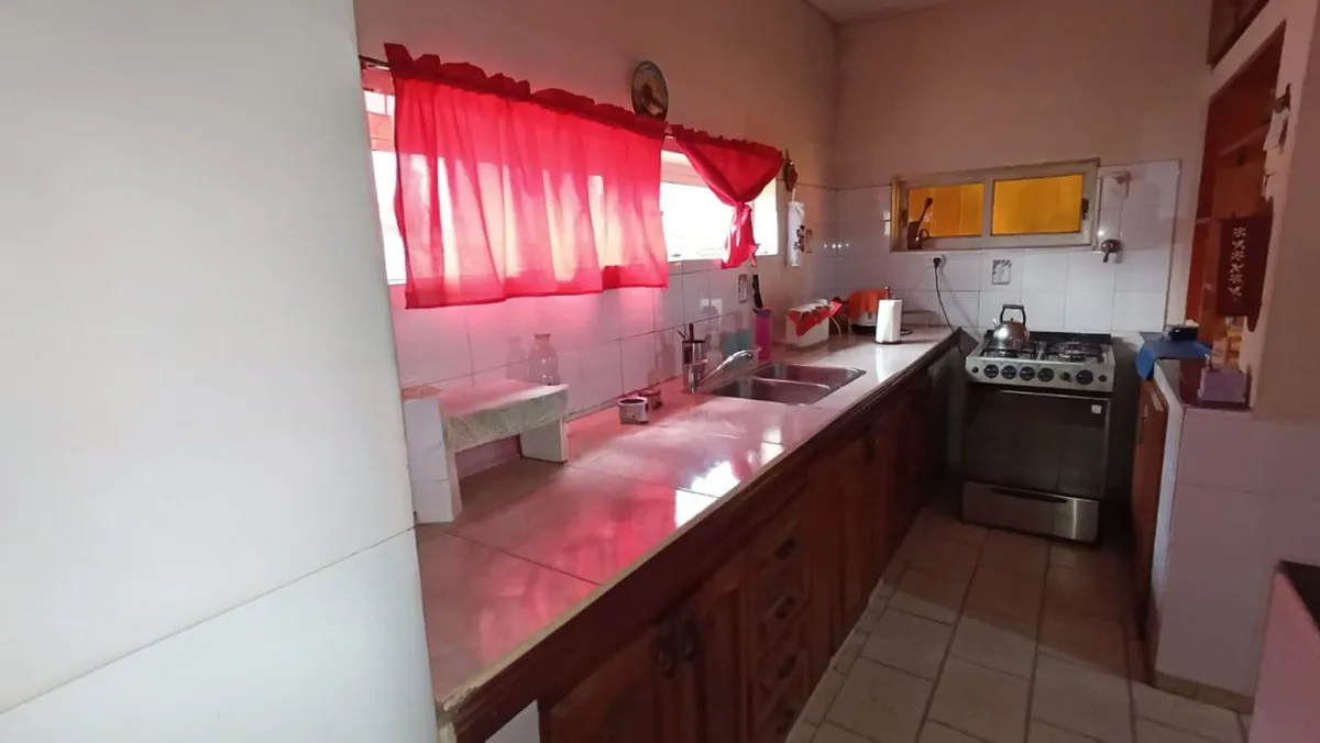 Venta Casa de 3 habitaciones + dpto. independiente foto 4