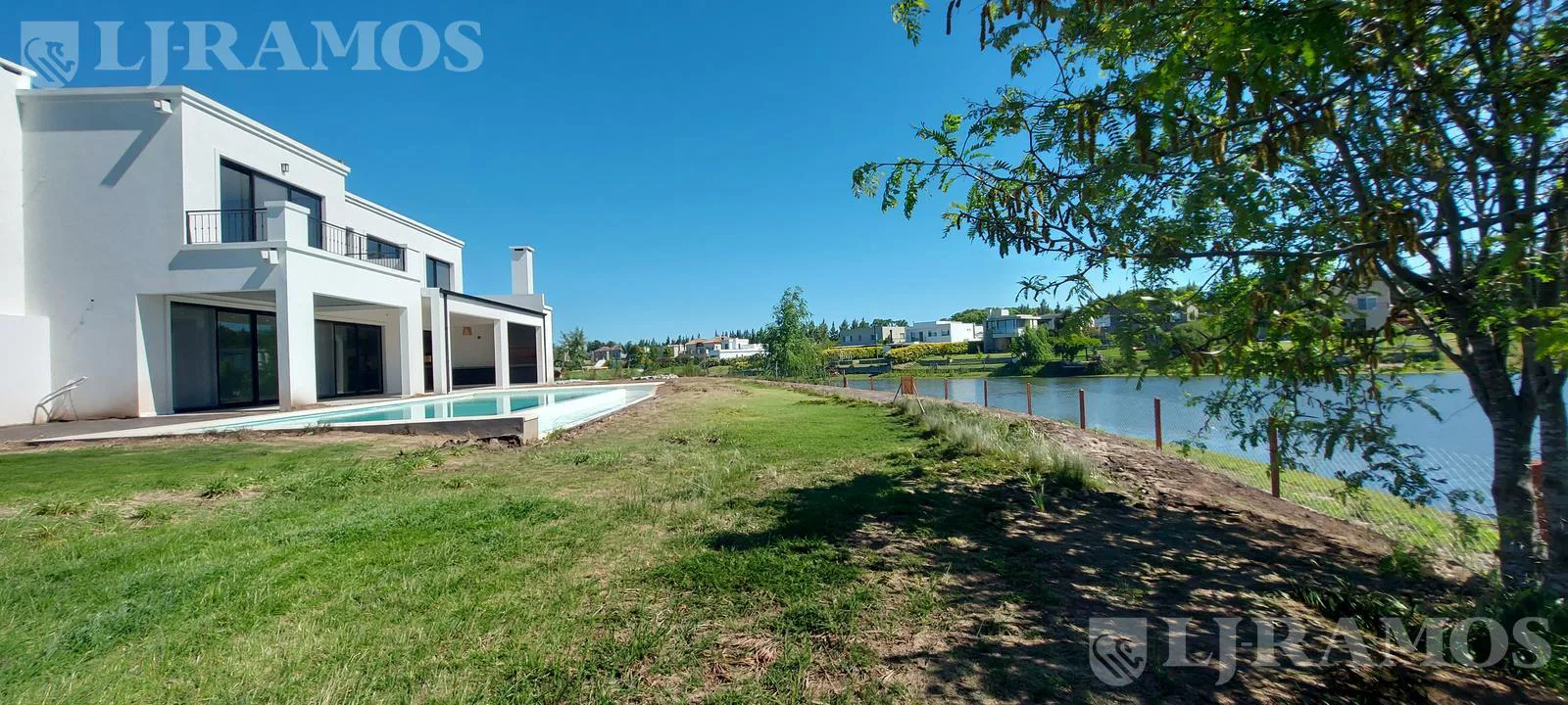 3 Dormitorios, Escritorio, Playroom y Area Servicio. Muy buen estado. foto 3