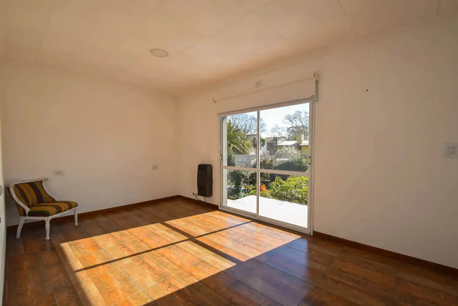 VENTA CASA 4  AMB CON QUICHO Y GARAGE PASANTE foto 3
