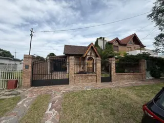 Venta Casa 4 amb Pileta y Cochera. 356m2 CASTELAR foto 2