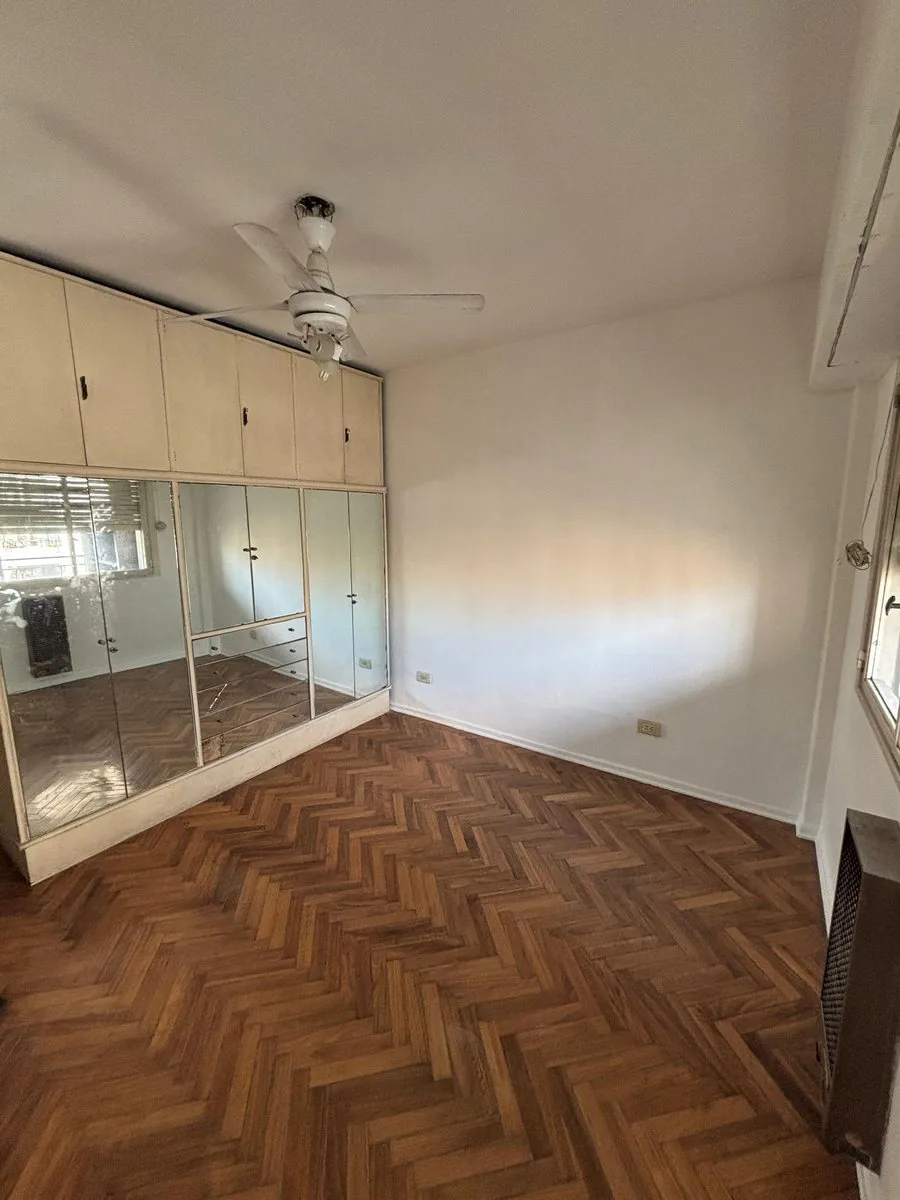 VENTA DEPTO 4AMB C/BALCON + PARILLA ZONA FLORES foto 2