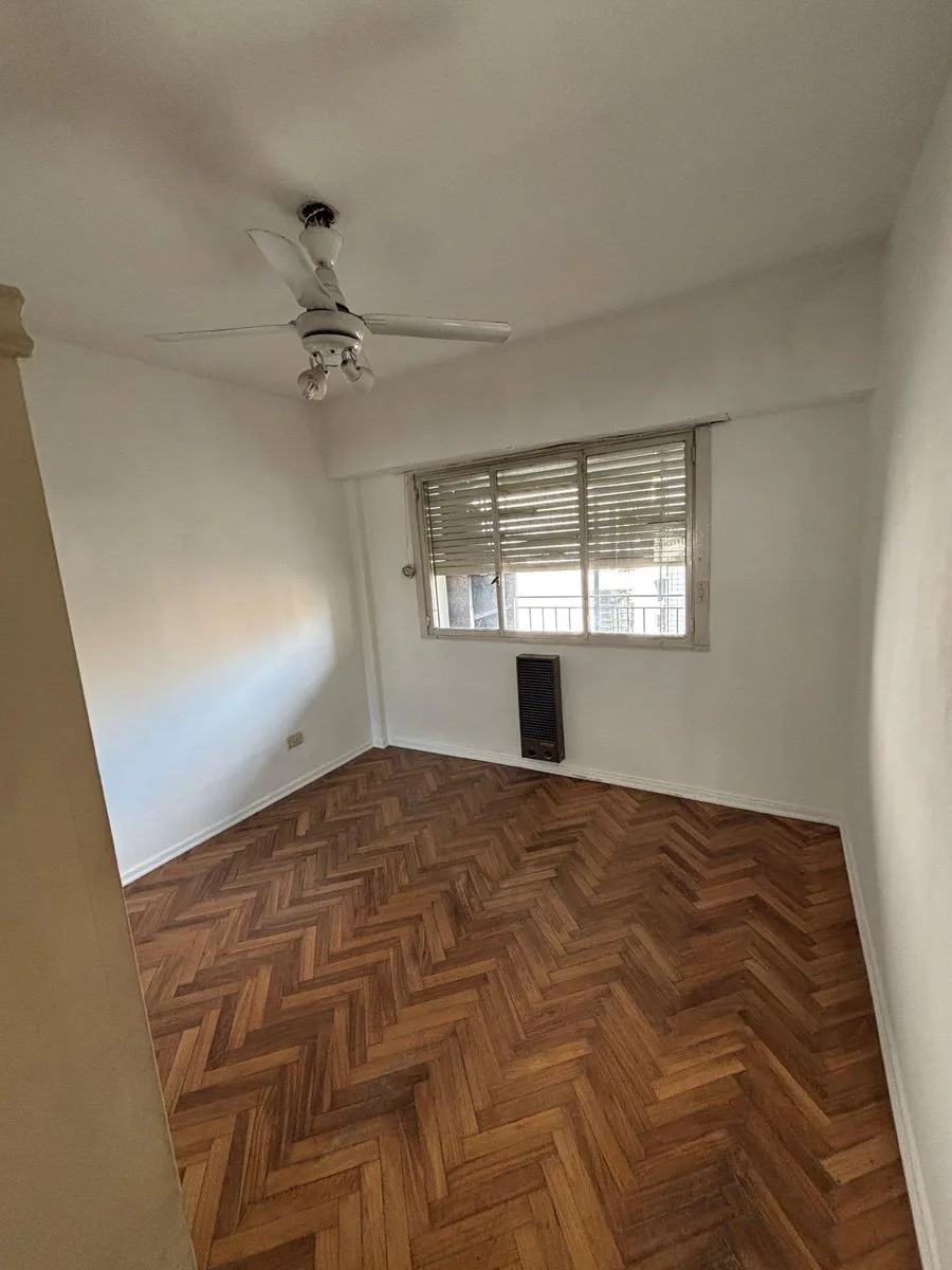 VENTA DEPTO 4AMB C/BALCON + PARILLA ZONA FLORES foto 4