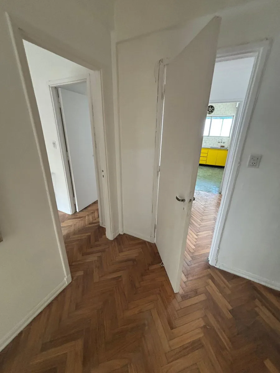 VENTA DEPTO 4AMB C/BALCON + PARILLA ZONA FLORES foto 5