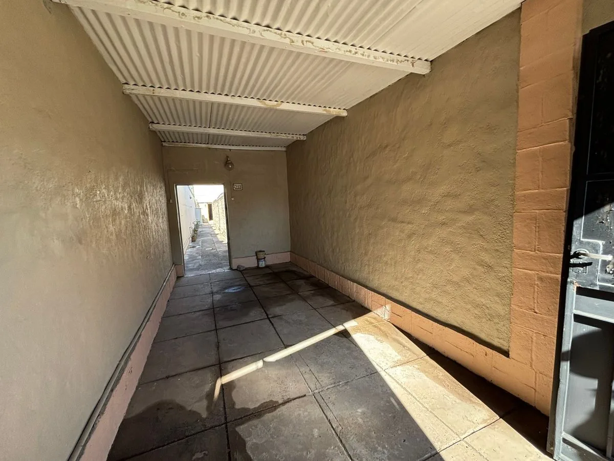 CASA INTERNA CON COCHERA SOBRE AVENIDA foto 2