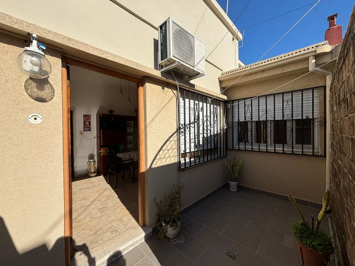 CASA INTERNA CON COCHERA SOBRE AVENIDA foto 3