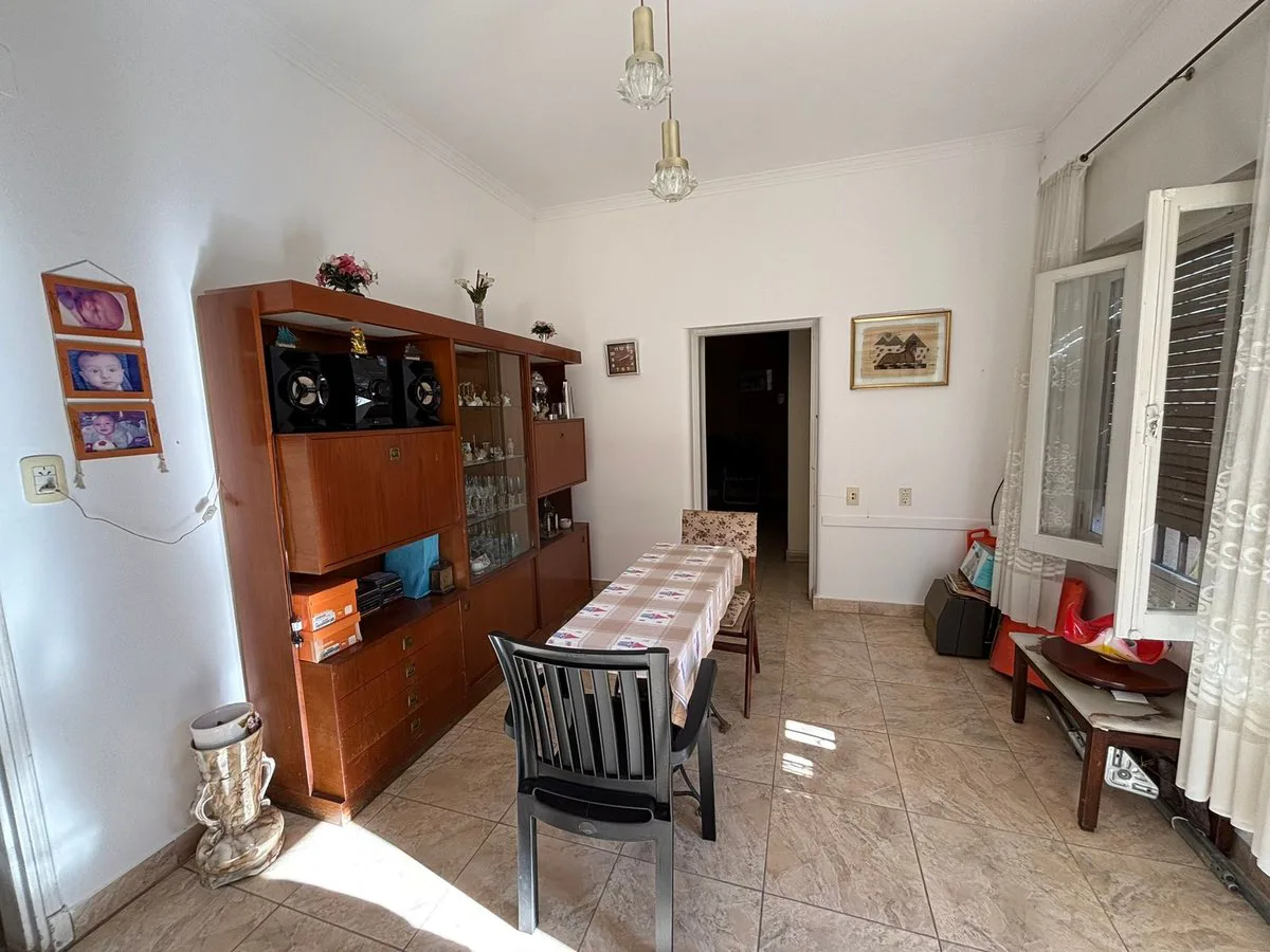 CASA INTERNA CON COCHERA SOBRE AVENIDA foto 4