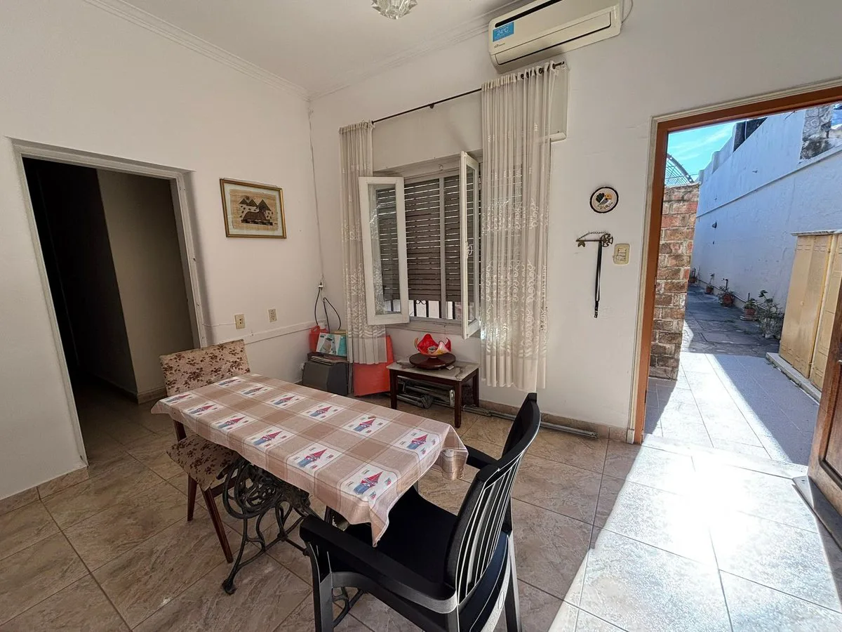 CASA INTERNA CON COCHERA SOBRE AVENIDA foto 5