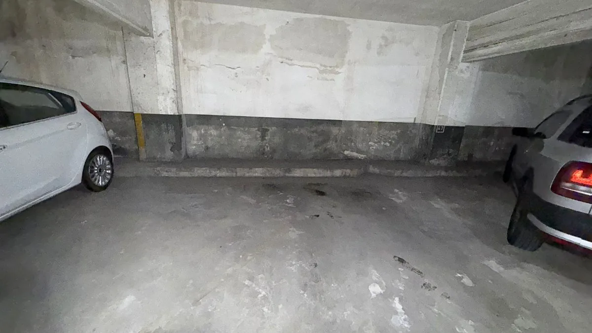 Cochera en venta en La Plata , seguridad 24 hs. foto 2
