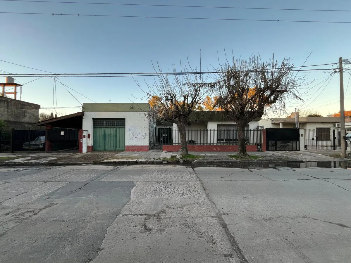 VENTA CASA 4 AMB C/PATIO Y GARAGE- SAN MIGUEL foto 3